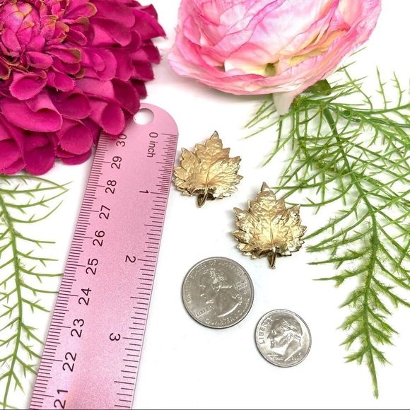 VINTAGE⚜️NAPIER Golden Leaf Heart Clip Earrings - Picture 8 of 8